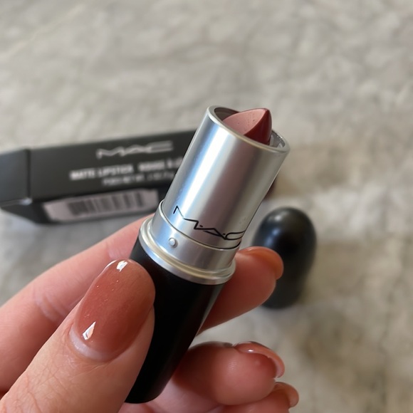MAC Matte Lipstick - 602 Chili - Picture 9 of 10